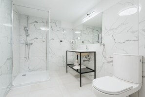 Comfort Apartment, 1 Bedroom | Bathroom | Shower, free toiletries, towels - Apartamenty i Domki Górski Potok (Zakopane)