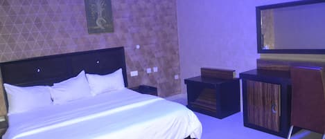 1 kamar tidur, brankas, meja kerja, dan ruang kerja ramah laptop