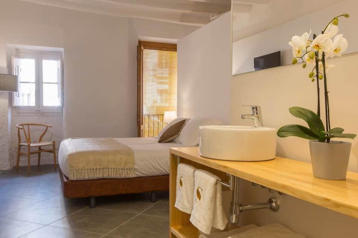 Habitación doble | Minibar, caja de seguridad en la habitación y escritorio
