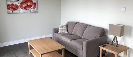 Signature suite, uitzicht op meer | Woonkamer | Flatscreentelevisie