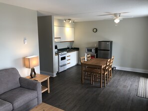 Signature Suite, Lake View | Private kitchen | Fridge, microwave, oven, stovetop
