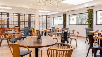 Daily buffet breakfast (CHF 18 per person)