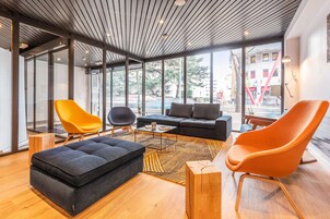 2 bars/lounges, rooftop bar