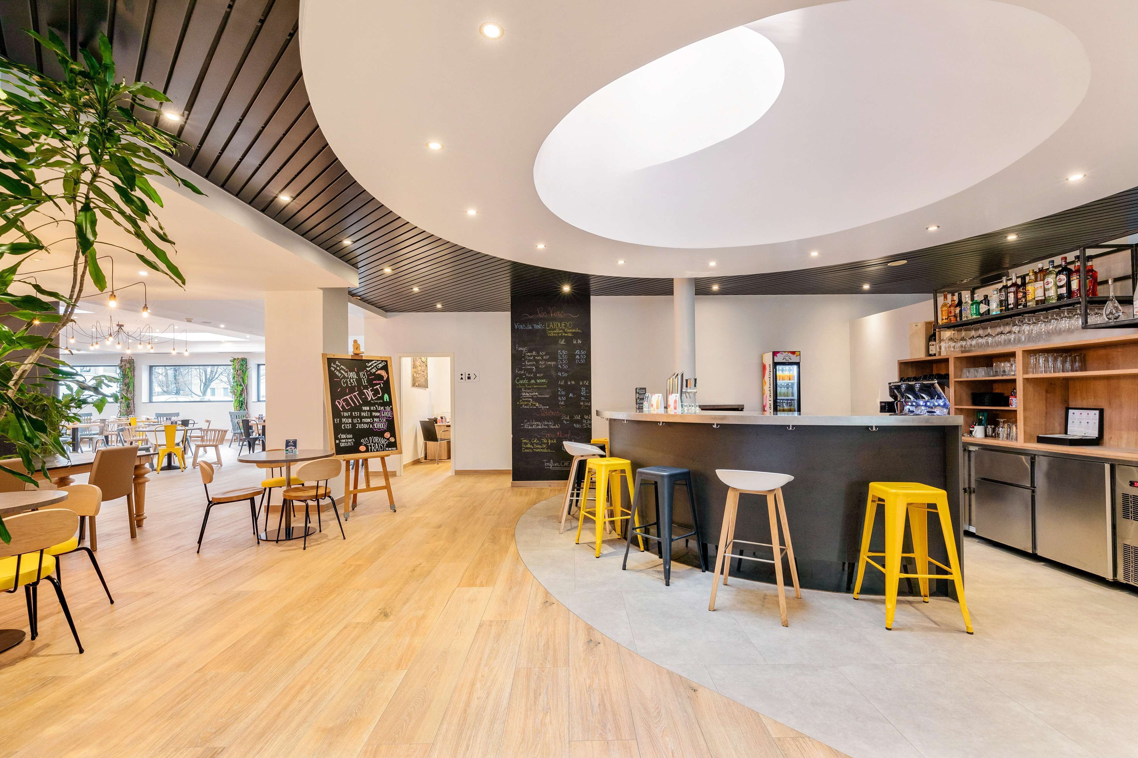 2 bars/lounges, rooftop bar