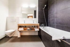 Habitación estándar, varias camas | Baño | Ducha, artículos de higiene personal ecológicos y secador de pelo