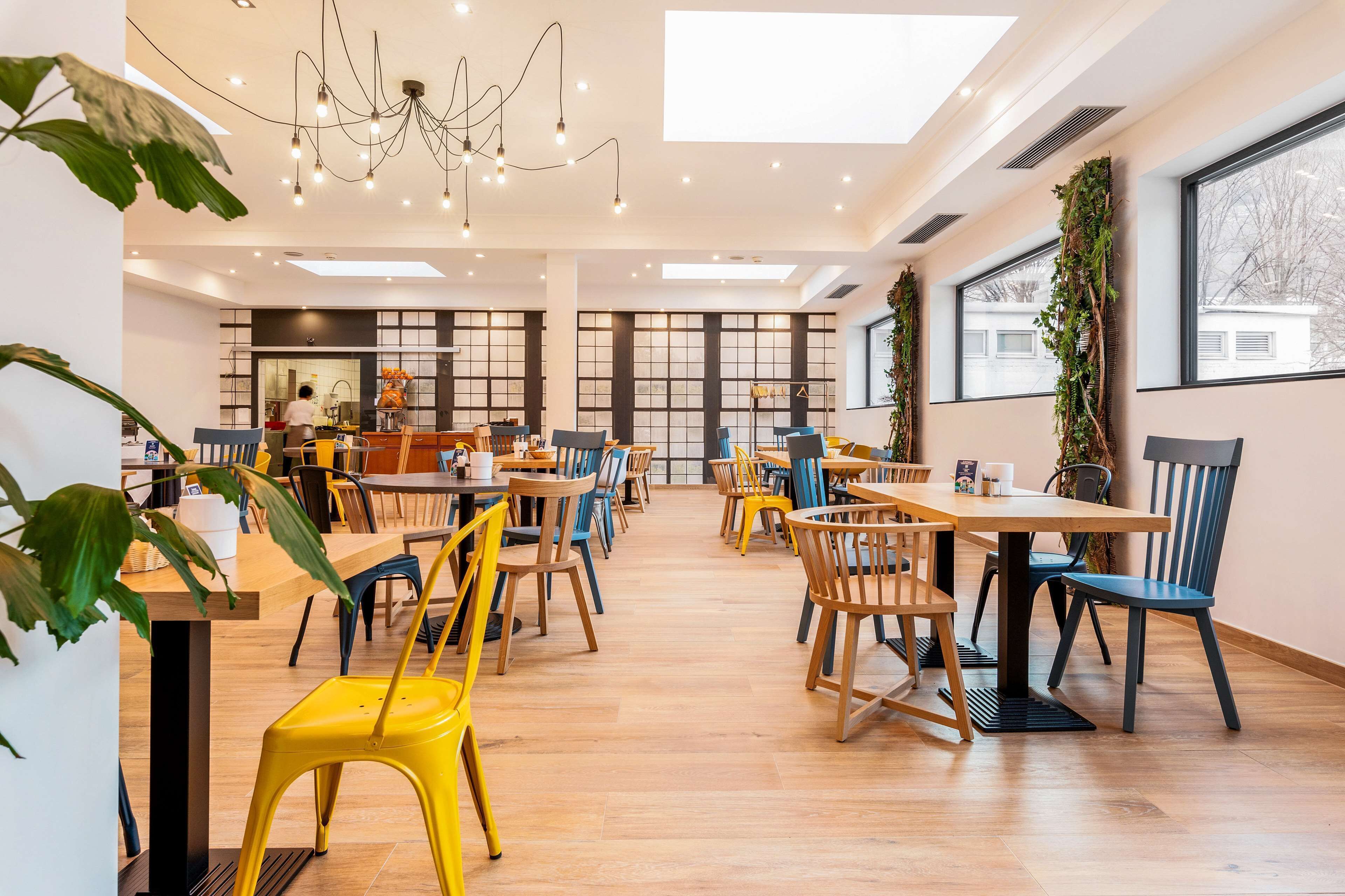 Desayuno buffet (CHF 18 por persona) 