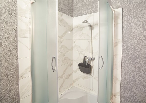 Double Room, 1 Katil Raja (King) | Peralatan tempat tidur premium, bar mini, peti besi dalam bilik, meja 