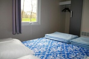 Decoración personalizada, muebles diferentes y cortinas blackout 