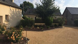 A gravel driveway leading to a stone building with a large tree in the center. - Domaine des Mille Oiseaux - Colibris (Villiers-Charlemagne)