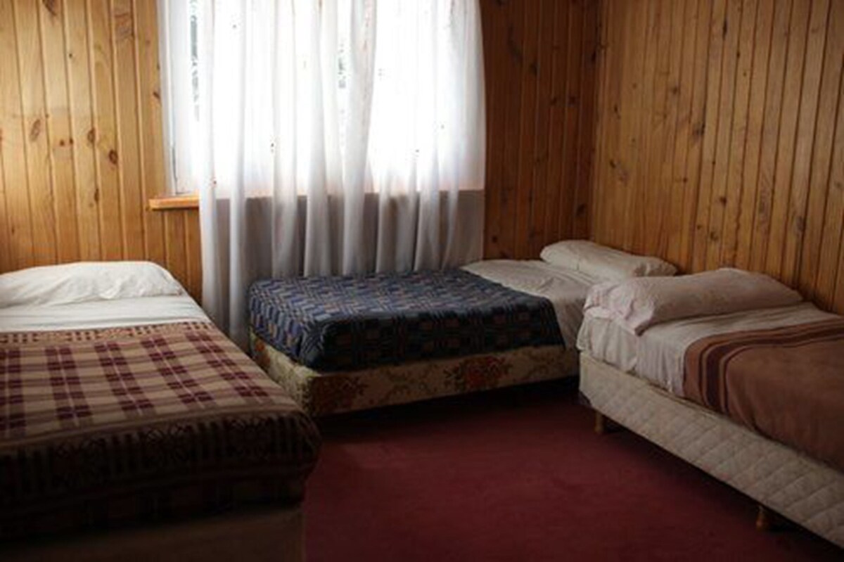 Habitación triple, baño compartido | Wifi gratis y ropa de cama