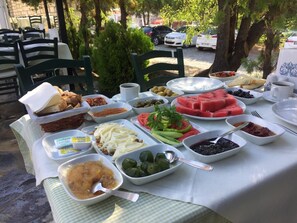 Desayuno buffet diario (TRY 400 por persona)