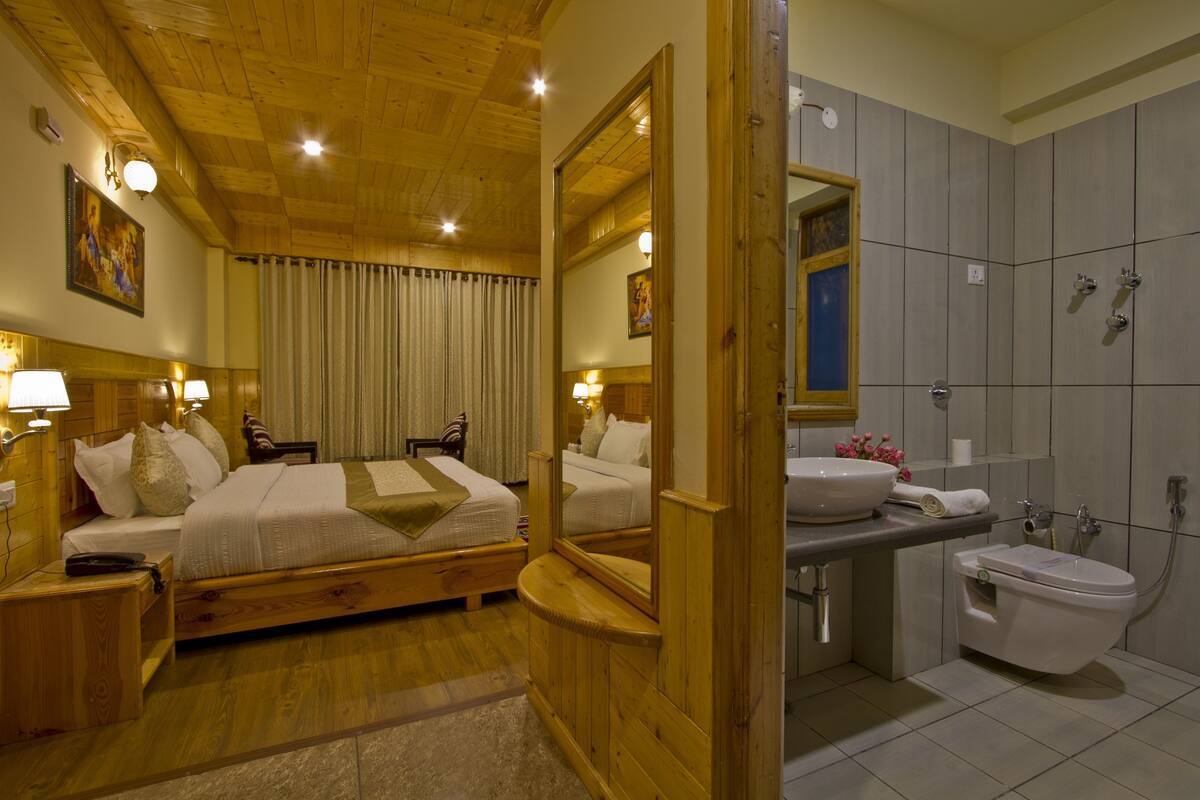1 bedroom, Egyptian cotton sheets, premium bedding, desk