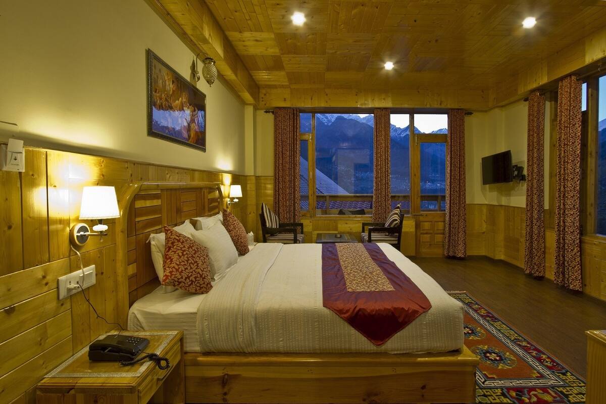 1 bedroom, Egyptian cotton sheets, premium bedding, desk