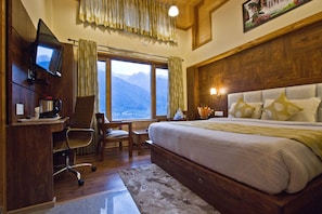 1 bedroom, Egyptian cotton sheets, premium bedding, desk