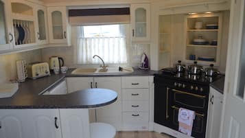 Mobil Karavan Deluks, 2 kamar tidur (The Vogue) | Dapur pribadi | Lemari es besar, microwave, oven, dan kompor