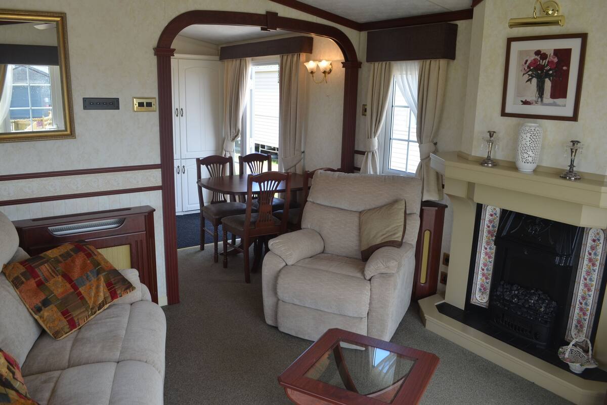Deluxe Mobile Home, 2 Bedrooms (The Vogue) | Living room | Flat-screen TV