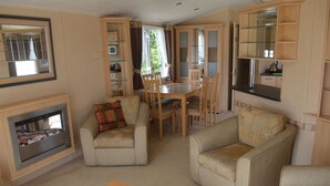 Deluxe Mobile Home, 2 Bedrooms (The Winchester) | Living room | Flat-screen TV