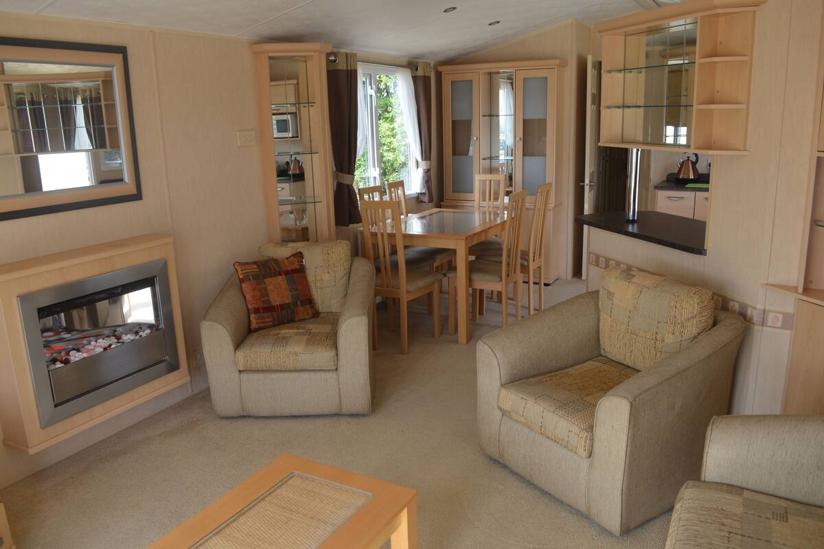 Deluxe Mobile Home, 2 Bedrooms (The Winchester) | Living room | Flat-screen TV