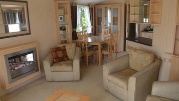 Deluxe Mobile Home, 2 Bedrooms (The Winchester) | Living room | Flat-screen TV