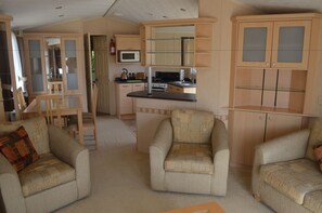 Mobile Deluxe-Unterkunft, 2 Schlafzimmer (The Winchester) | Wohnzimmer | Flachbildfernseher