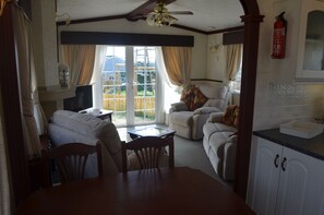 Mobile Deluxe-Unterkunft, 2 Schlafzimmer (The Vogue) | Wohnzimmer | Flachbildfernseher