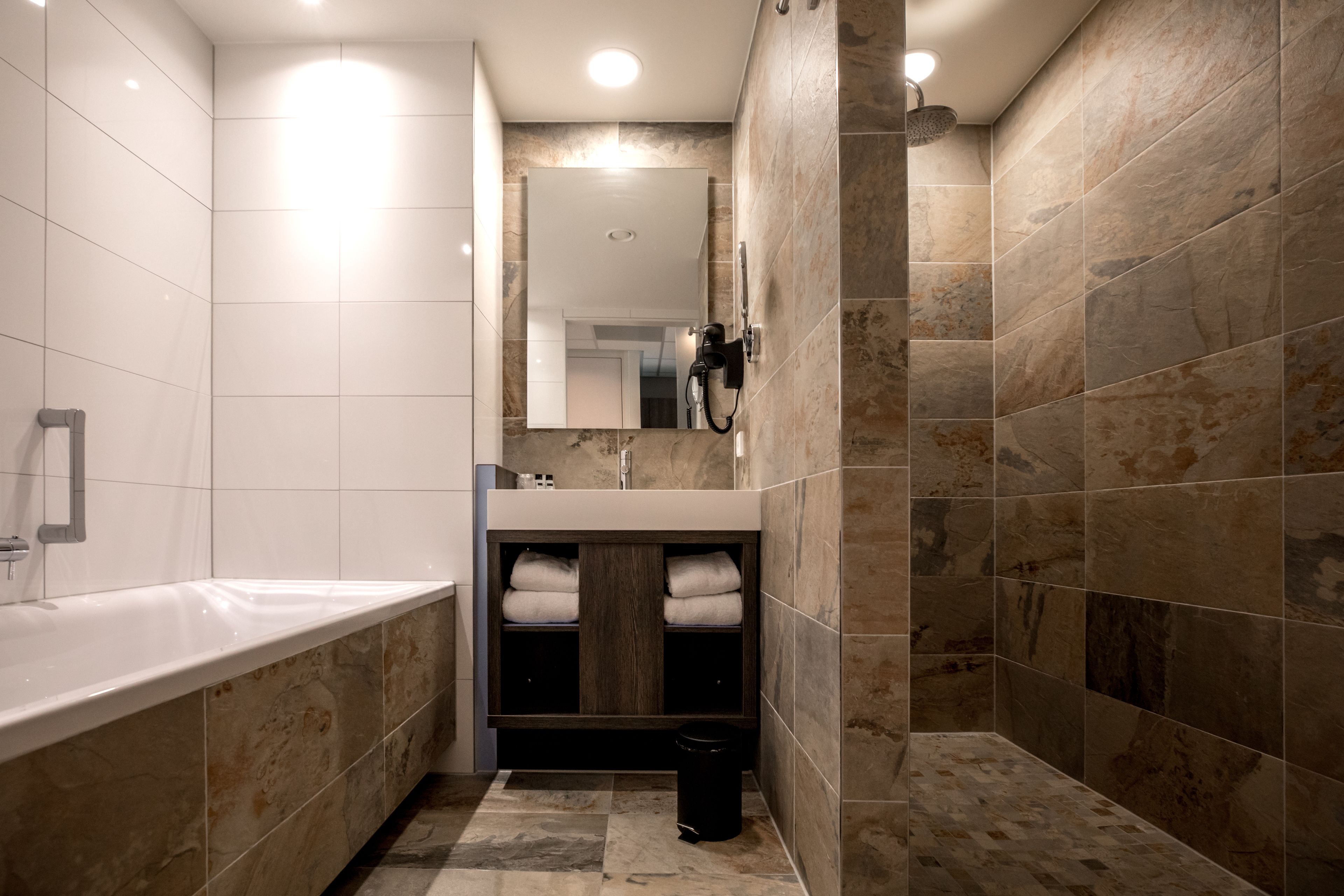 suite | bathroom | shower, free toiletries, hair dryer, towels