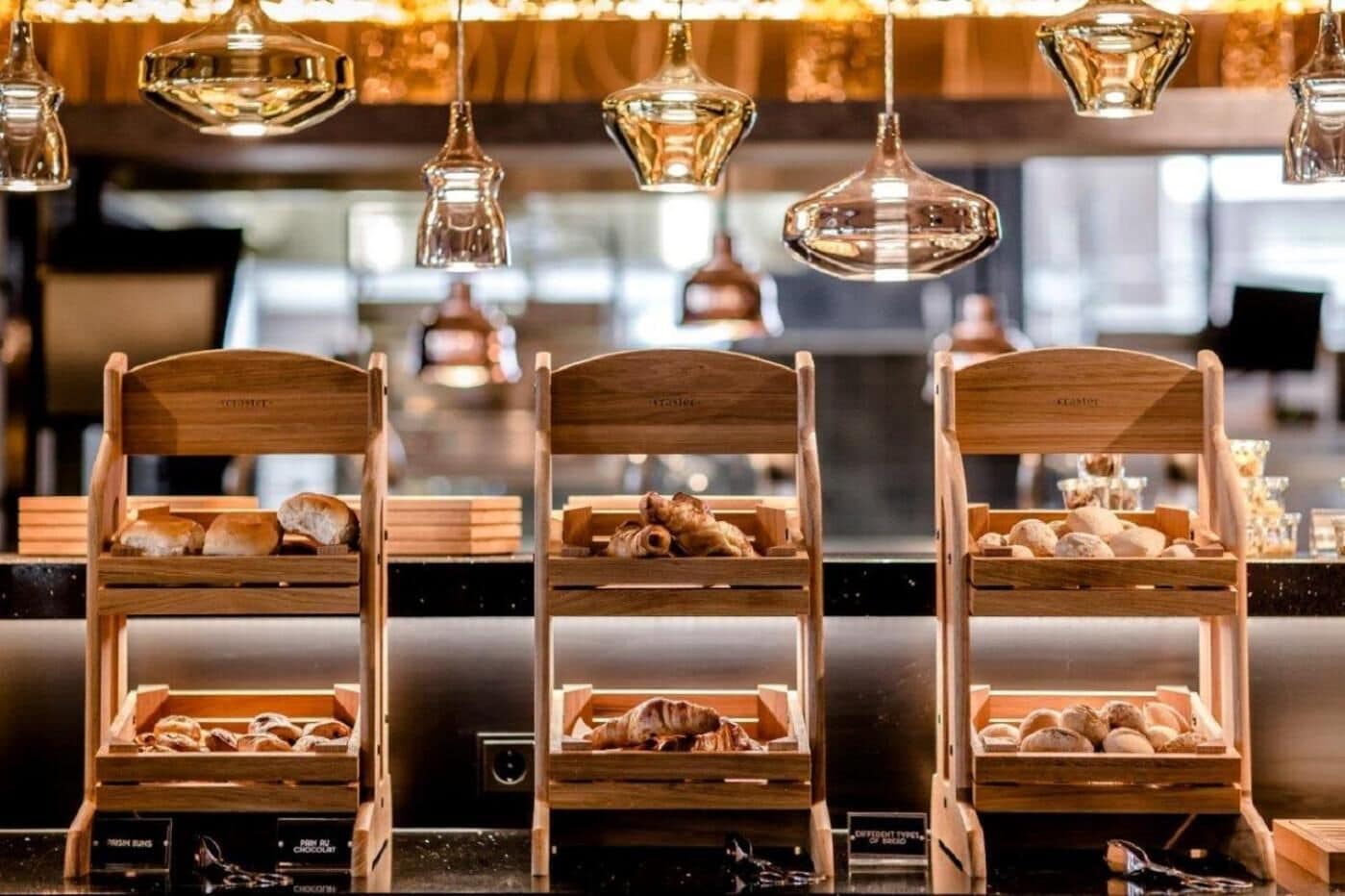 朝 食、ランチ、ディナーに営業 (フランス料理)