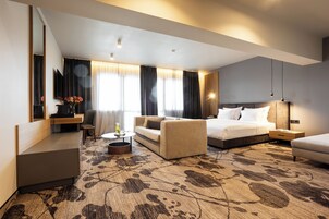 Minibar, escritorio, wifi gratis y ropa de cama 