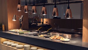 Un'attrezzatura per buffet con diverse stazioni di servizio, piatti e ciotole piene di cibo.