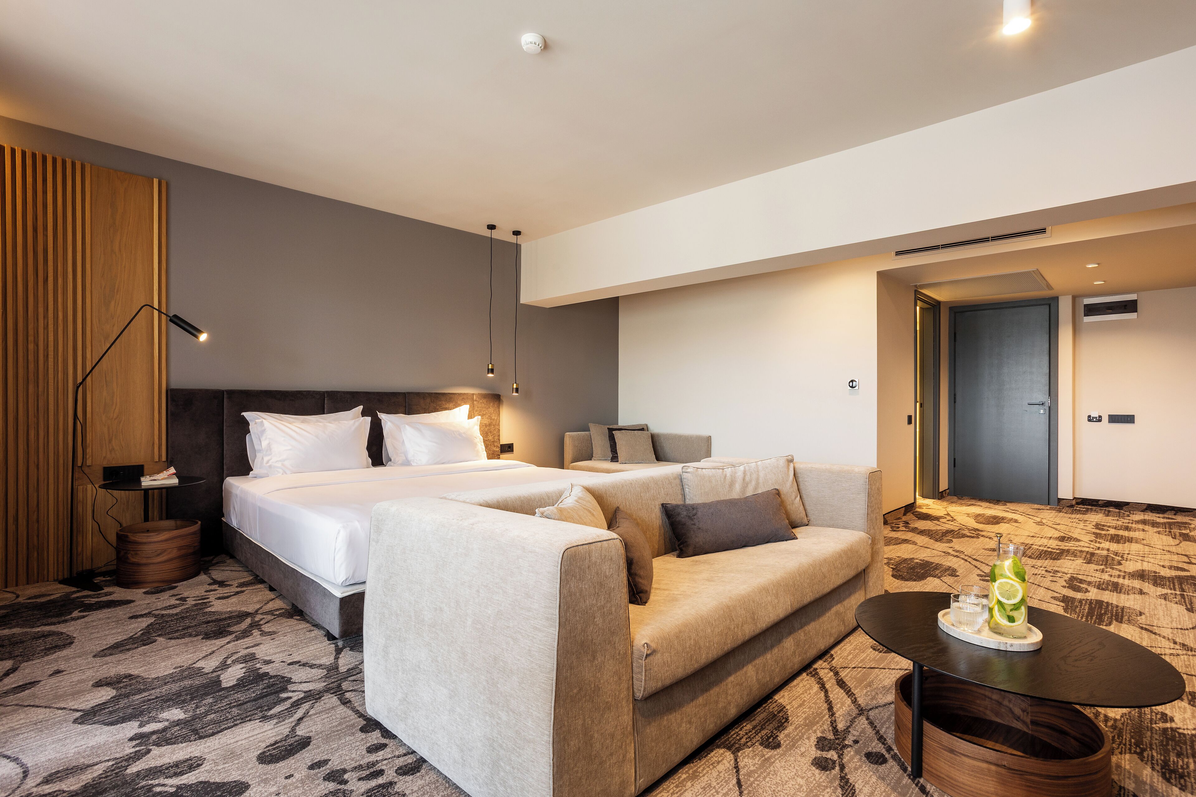 Minibar, escritorio, wifi gratis y ropa de cama 