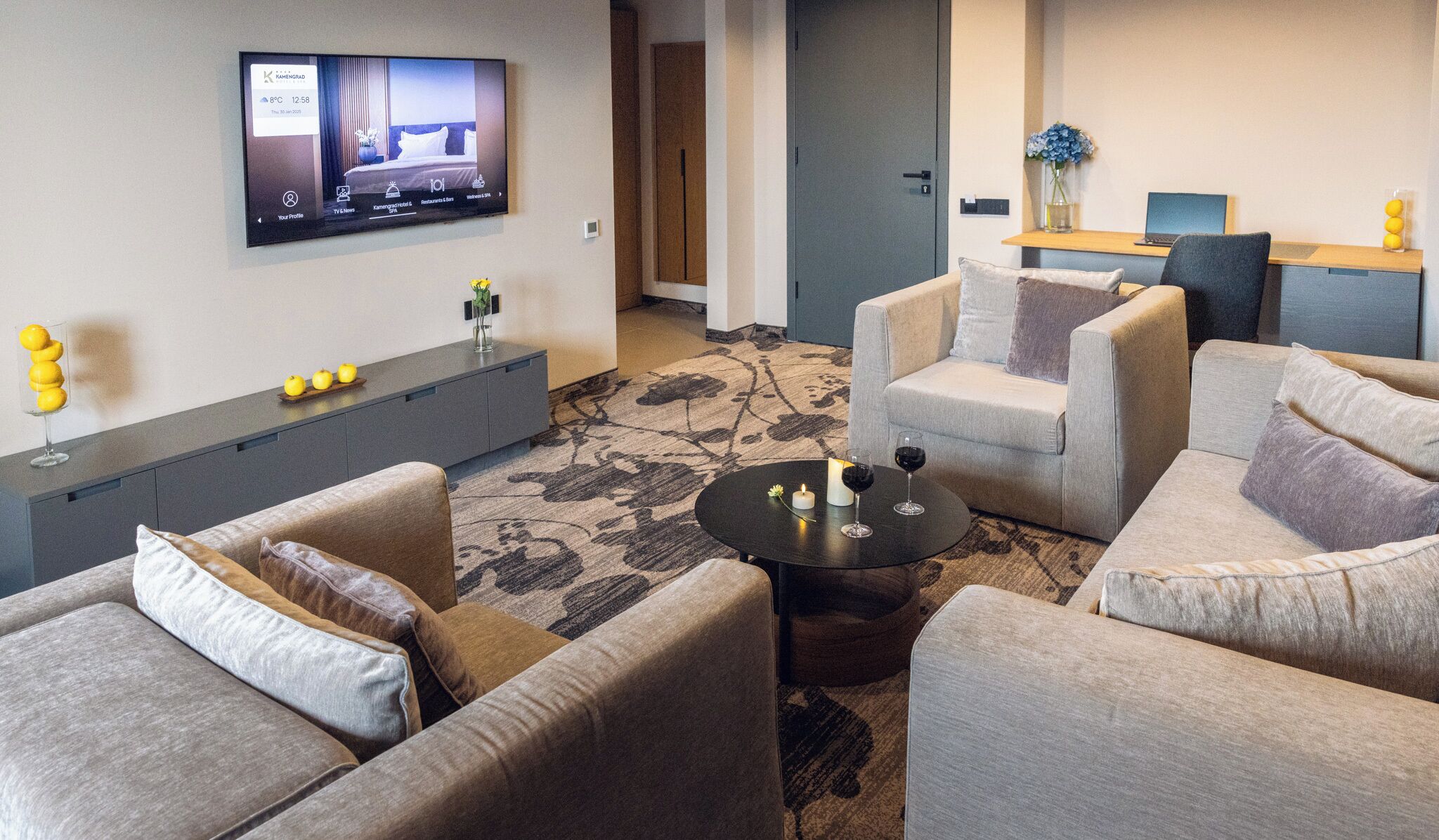 Deluxe Suite, 1 King Bed with Sofa bed, City View | Living area