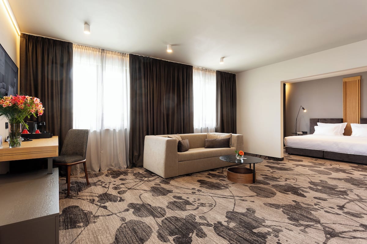 Family Suite, 1 King Bed with Sofa bed, City View | Minibar, desk, free WiFi, bed sheets