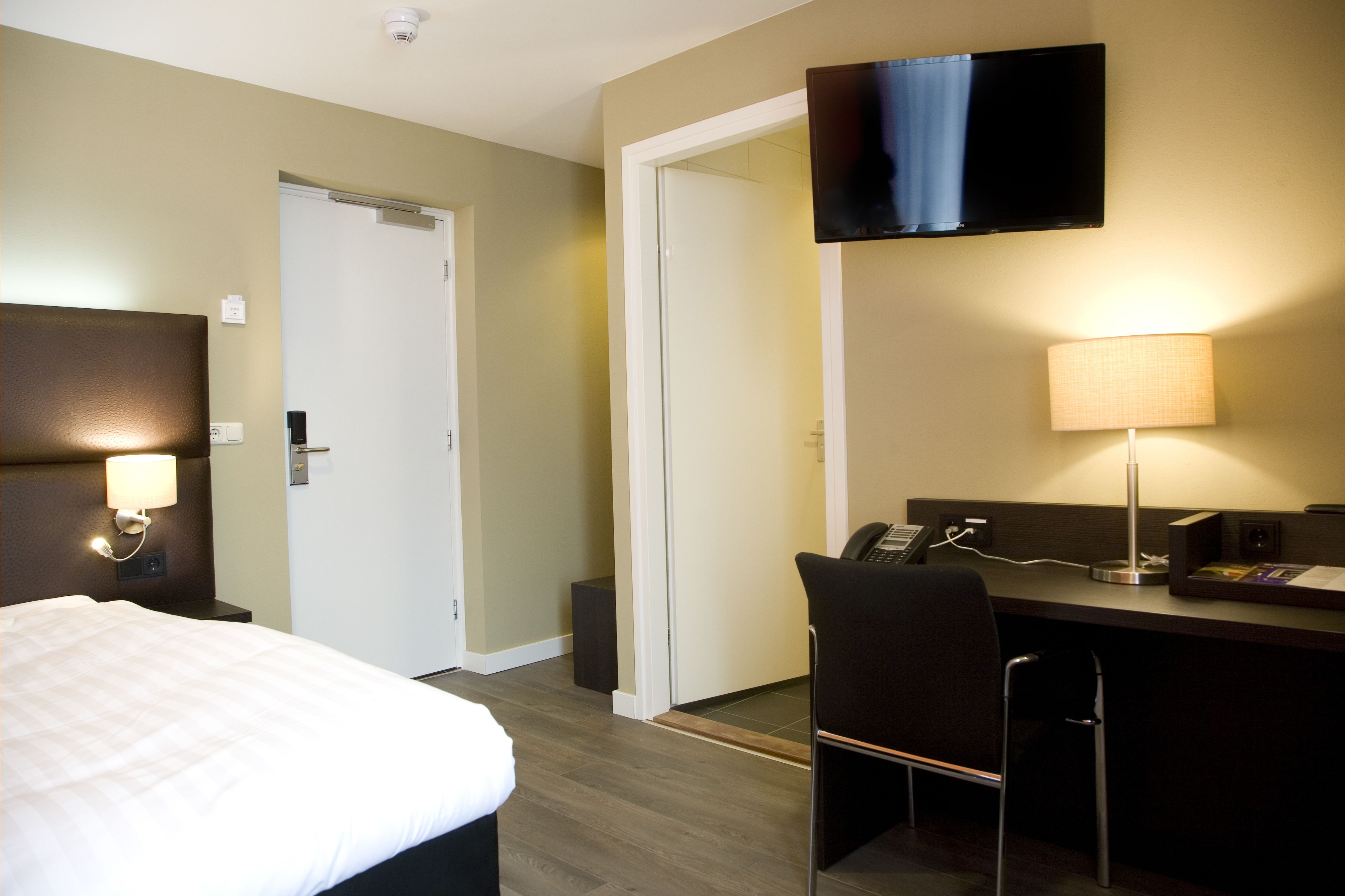 single room | in-room safe, desk, soundproofing, cots/infant beds