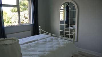 Deluxe Double Room | Free WiFi, bed sheets