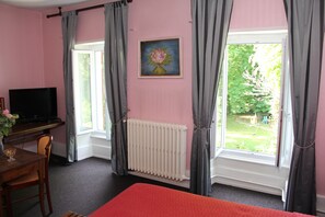 1 bedroom, individually decorated, individually furnished