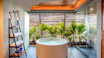 Habitación Deluxe | Baño | Regadera, regadera tipo lluvia, amenidades de baño de diseñador