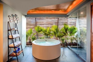 Deluxe szoba | Fürdőszoba | Zuhanyzó, esőzuhany, designer piperecikkek és hajszárító