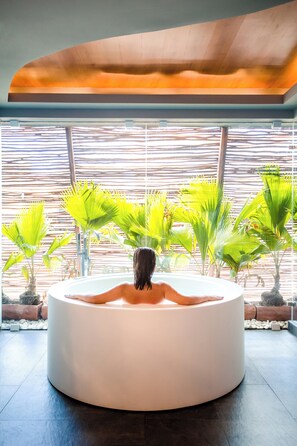 Deluxe kamer | Badkamer | Een douche, een regendouche, designer toiletartikelen, een haardroger