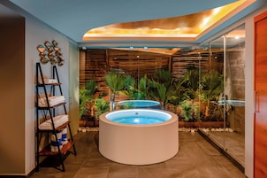 Deluxe Room | Private spa tub
