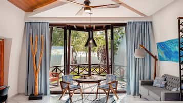 Deluxe-huone | Oleskelualue | 55–tuumainen taulutelevisio, jossa kaapelikanavat