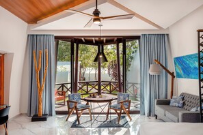 Chambre Deluxe | Coin séjour | Télévision à écran plat de 55 pouces avec chaînes par câble, télévision