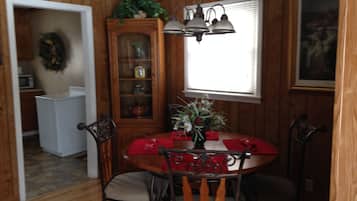 Economy Cottage, 3 Bedrooms, Kitchen, Garden Area | In-room dining