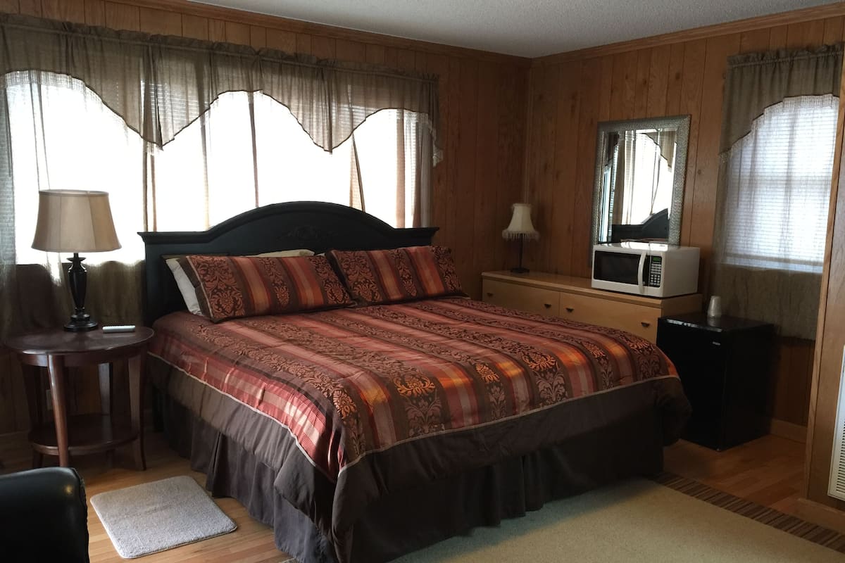 Honeymoon Room, Annex Building | Iron/ironing board (on request), WiFi (free), bed sheets