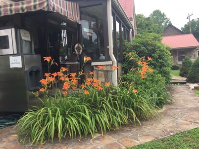 Phillips Historic Motel & Cottages