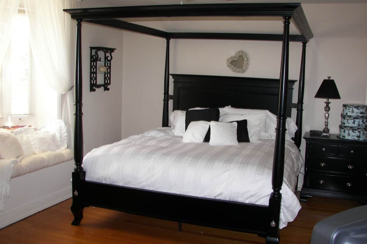Premier Room, 1 King Bed | Iron/ironing board (on request), WiFi (free), individually decorated