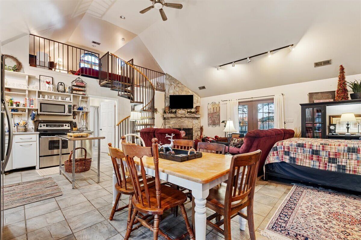 بديكورات فريدة لكل غرفة وطراز فريد لكل وحدة ومكواة/لوح كي