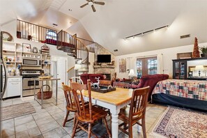 Grand Room, Multiple Beds, Fireplace, Annex Building | Individually decorated, individually furnished, iron/ironing board - Longacre of Appomattox (Appomattox)