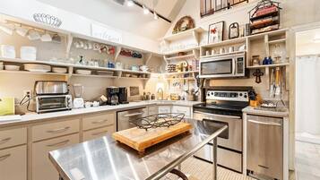 Kamar Grand, Beberapa Tempat Tidur, perapian, gedung tambahan | Dapur pribadi | Lemari es di ruangan bersama dan microwave di ruangan umum