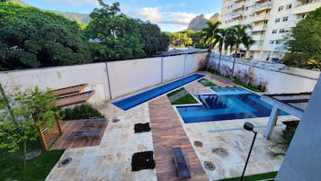 2 piscine all'aperto, cabine incluse nel prezzo, ombrelloni da piscina