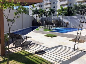 2 piscinas externas, funciona das 9h às 17h, barracas de cortesia